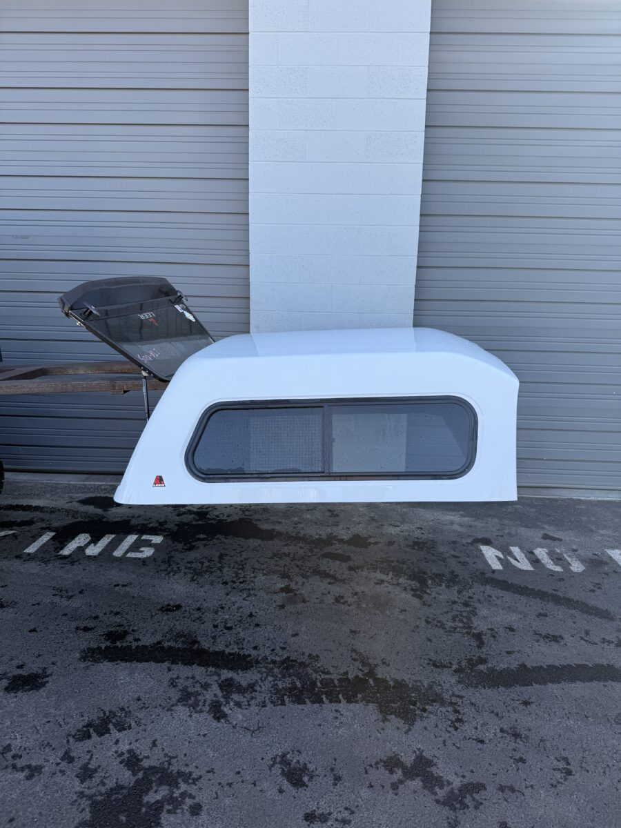 LEER 180 GAZ White camper shell — Chevrolet Colorado