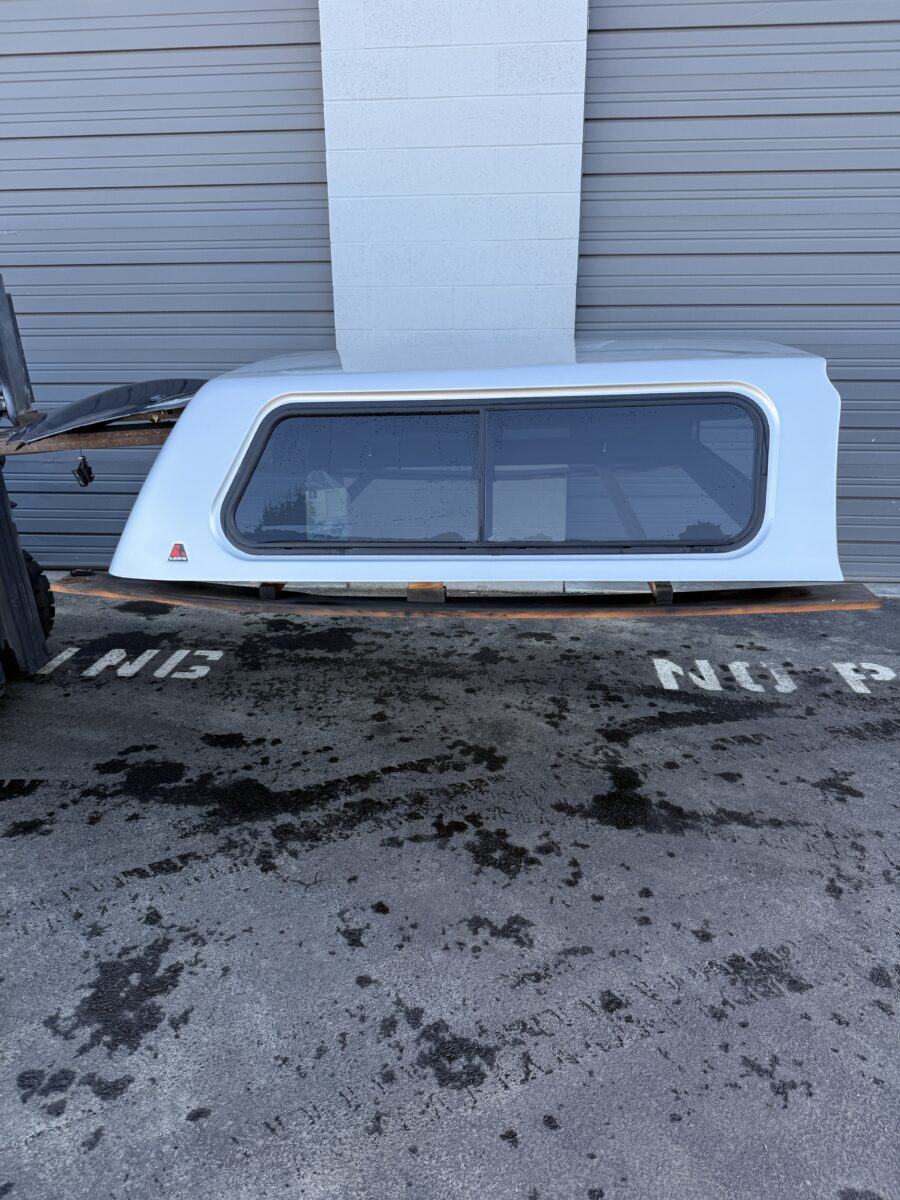 LEER 100XR GAN Black camper shell — Chevrolet Silverado 1500