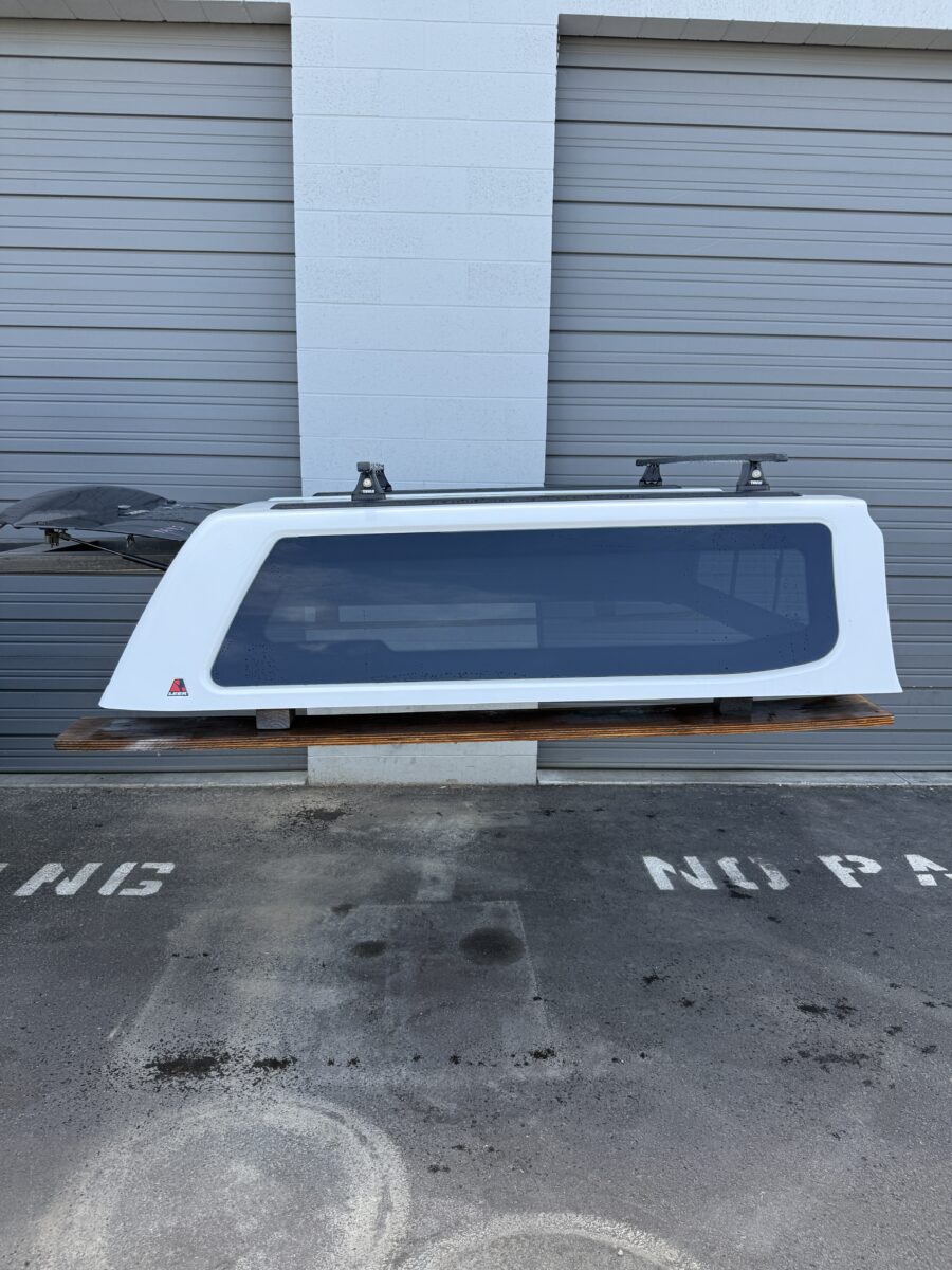 LEER 100XQ White camper shell — Chevrolet Silverado 1500