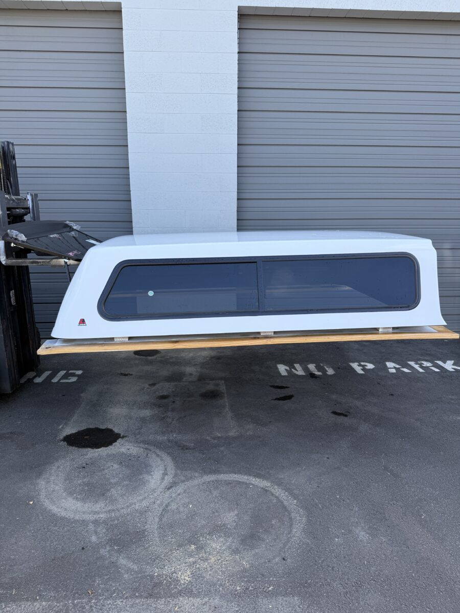 LEER 100S GAZ Summit White camper shell — Chevrolet Silverado 2500/3500