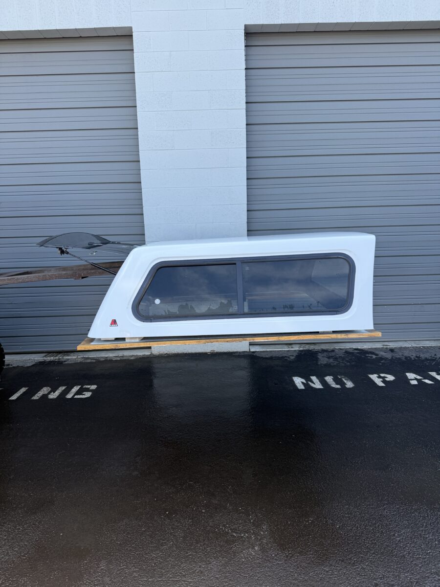 LEER 100XR PW7 White camper shell — Ram 1500