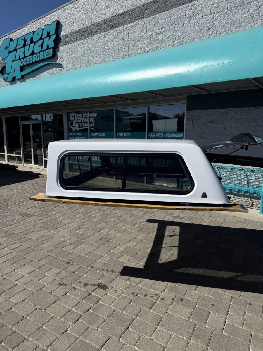 LEER 100XR PW7 White camper shell — Ram 1500